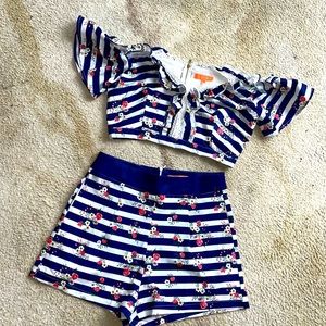Set size L, made of fresh stretch material, it has a zipper closure on the back